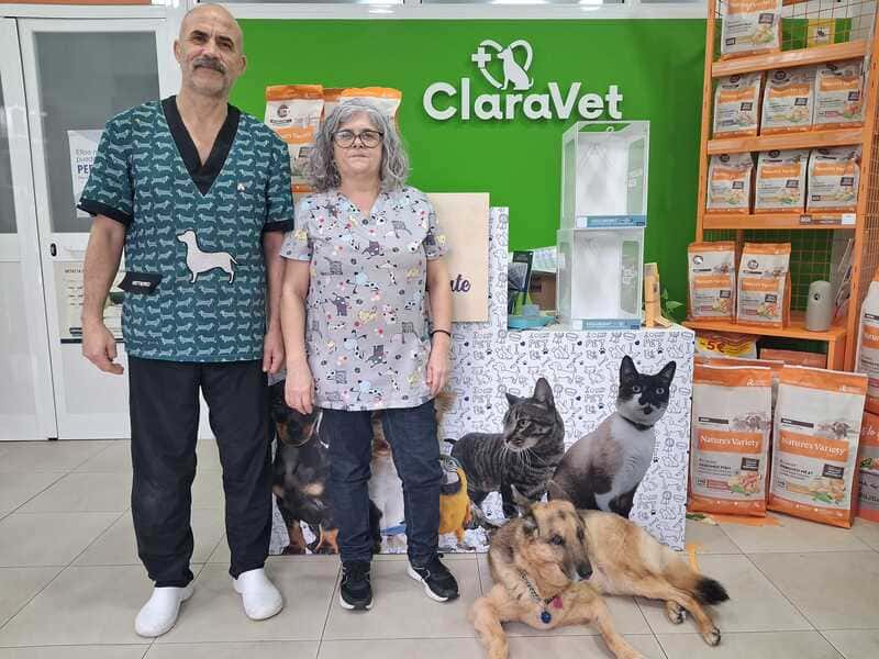 Veterinaria y peluqueria canina Clara Tocino y Juan con sus mascotas